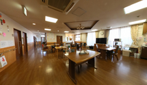 介護施設の共有ラウンジと廊下