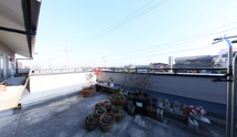 屋根付きの屋上と植物の空間