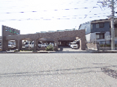 広々とした駐車場付き施設外観