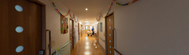 施設内部の清潔な廊下