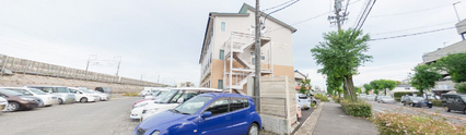 広々とした駐車場付き施設