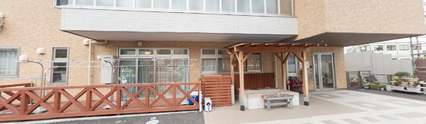 介護施設の外観と駐車場