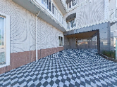 明るい外観の建物前  