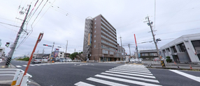 市街地の交差点周辺の景色です