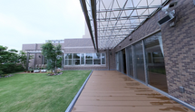介護施設の庭園と建物