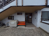 入口のある建物の外観