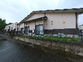 静かな建物と田んぼの外観  