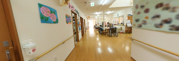 介護施設内部の廊下と居室