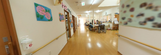 介護施設内部の廊下と居室