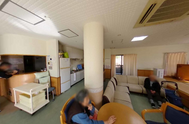 明るく居心地の良い介護施設のリビング