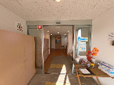 清潔で明るい施設の入り口