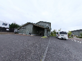 ゆったりとした敷地入口