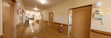 明るく清潔な介護施設の廊下