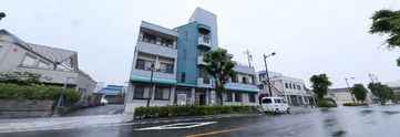 介護施設の広い外観と環境