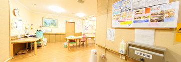 ケア施設内の廊下とリビング