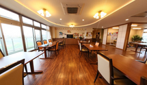 介護施設内の共有リビングの風景