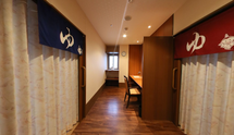 木目調の美しい介護施設の内装