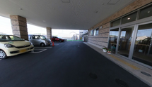 施設の駐車場と入口