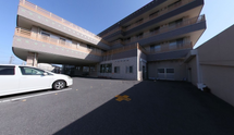 介護施設の外観と駐車スペース