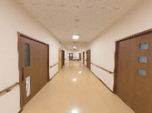 明るい働きやすい廊下
