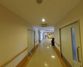 広々とした介護施設の廊下