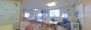 明るくて快適な介護施設内部