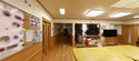 介護施設の居間と廊下の風景