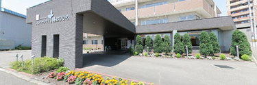 開放的で花々が咲く介護施設