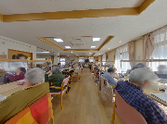 食堂で働くスタッフと入居者