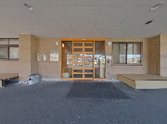 介護施設の入口と外観