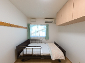 明るい個室の居室  