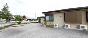 広い敷地を持つ介護施設外観