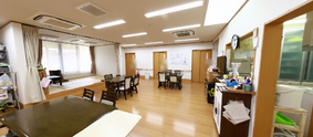 介護施設内部の清潔な廊下