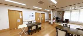 介護施設の広々とした共用エリア