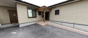 介護施設外観と駐車場