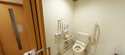 手すり付きトイレと廊下