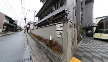 老人ホームの外観と周辺環境