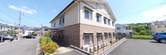 明るい住宅街の介護施設外観