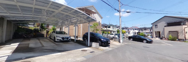 施設の入り口と周辺環境