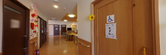 老人ホームの内部の廊下