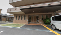 介護施設エントランスと送迎車