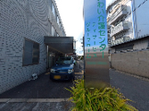 施設の門標と周辺環境