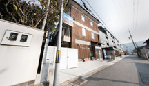 清潔感溢れる介護施設の入り口