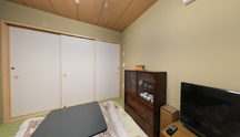 落ち着いた雰囲気の介護施設の部屋