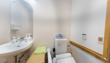 介護施設の清潔なトイレ設備