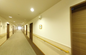 介護施設内、明るい廊下の風景