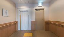 介護施設の廊下と扉が見える