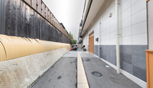 介護施設の外観と通路