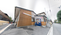 介護施設の外観と通り