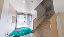 介護施設の受付と階段